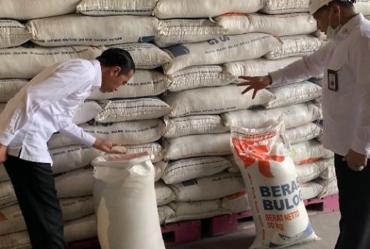 Presiden Jokowi Mendadak Datangi Gudang Beras Bulog, Ada Apa? - GenPI.co
