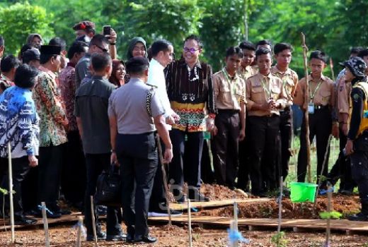 Diteriaki Para Pelajar, Reaksi Presiden Jokowi Bikin Heboh... - GenPI.co