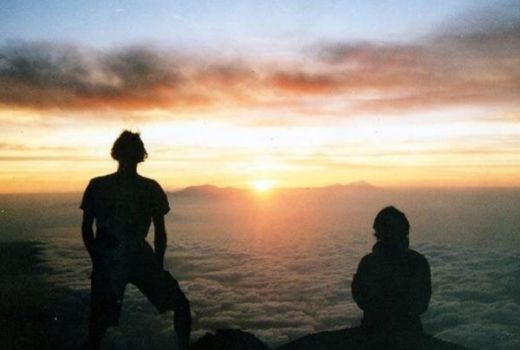 Menggapai Puncak Mahameru, Siapa Kakek di Luar Tenda Kami? - GenPI.co