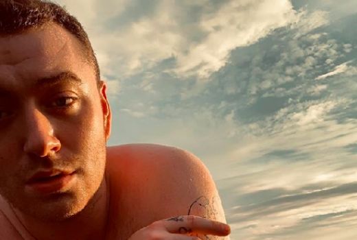 Sam Smith Berlari Polos Tanpa Busana, Netizen Terpukau Bokongnya - GenPI.co