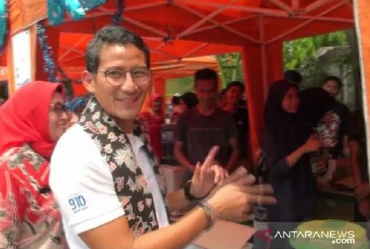 Punya Rp 5 Triliun, Sandiaga Uno Santai Keringatan di Pasar Lokal - GenPI.co