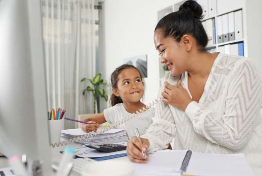 3 Cara Efektif Work From Home Tanpa Diganggu Anak - GenPI.co