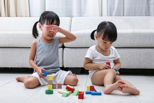 Panduan Melerai Anak yang Bertengkar Selama Karantina di Rumah - GenPI.co