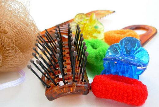 Sisir yang Jarang Dibersihkan Bisa Sebabkan Rambut Ketombe - GenPI.co