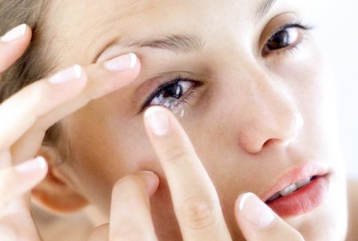 Tampil Kece, Simak 4 Pilihan Warna Softlens Sesuai Warna Kulit - GenPI.co
