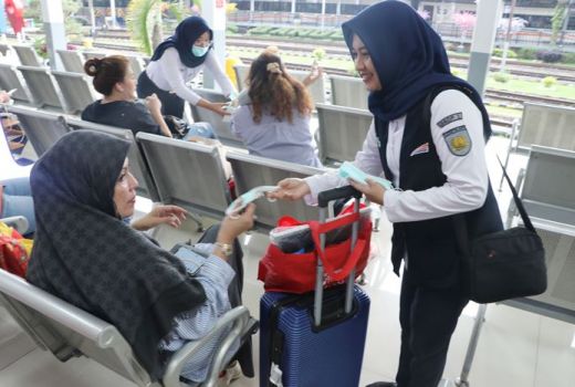 Bagi-Bagi Masker, Cara PT KAI Daop 2 Ikut Antisipasi Virus Corona - GenPI.co