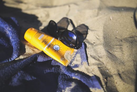 Agar Sunscreen Bekerja Secara Efektif, Begini Cara Pakainya - GenPI.co