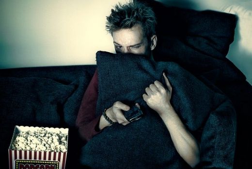 Reaksi 4 Zodiak Saat Menonton Film Horor, Sagitarius Tutup Wajah - GenPI.co