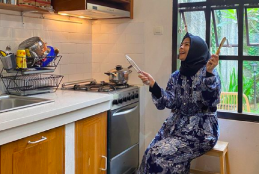 Enggak Cuma Jago Nyanyi, Tantri Kotak Juga Hobi Masak - GenPI.co