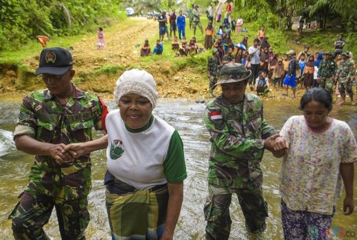 Desa Balung yang Terisolir Bikin Tentara Turun Tangan - GenPI.co