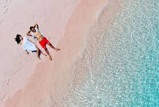 Pasangan Artis Seksi di Pantai Pink, Terasa Dunia Milik Berdua - GenPI.co