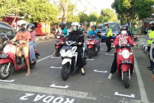 Keren! Jaga Jarak di Traffic Light... - GenPI.co