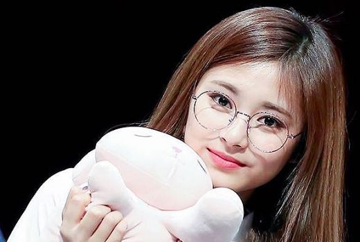 Cantik Seperti Bidadari, Wajah Tzuyu Twice Bikin Jantung Bergetar - GenPI.co