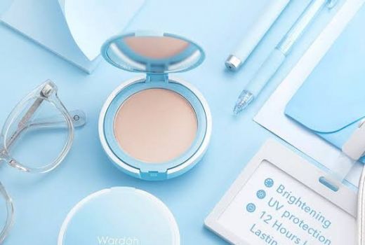 Keren! Wardah Lighting Two Way Cake SPF 15 Tahan Selama 12 Jam - GenPI.co