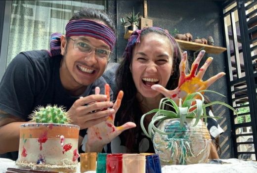 3 Artis Menikah Beda Agama, Pasangan Nomor 1 Tetap Harmonis - GenPI.co