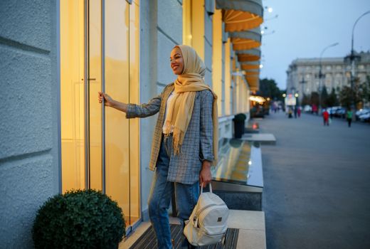 5 Padu Padan Bergaya Kasual dan Modern untuk Hijabers - GenPI.co