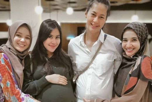 Unggah Foto Elus Perut Paula, Zaskia Sungkar Banjir Doa Netizen - GenPI.co