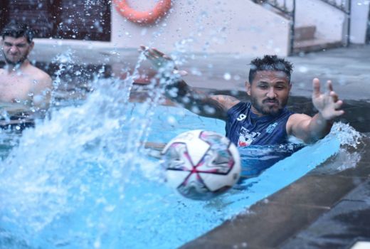 Sampai di Yogyakarta, Tim Persib Latihan Ringan di Kolam Renang - GenPI.co JABAR
