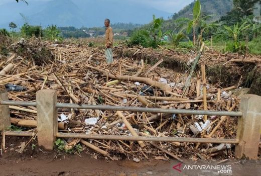 Tumpukan Sampah di Sungai Jadi Penyebab Banjir di Banyuresmi - GenPI.co JABAR
