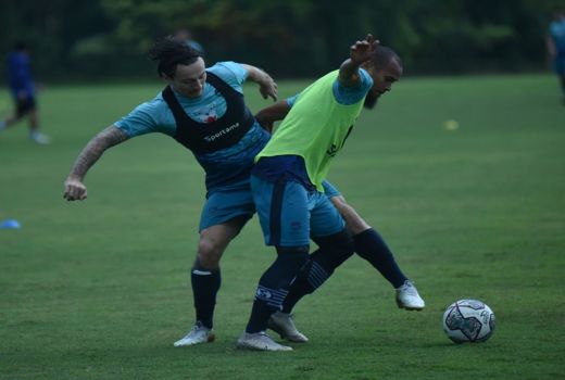 Bek Persib Achmad Jufriyanto Pastikan Kondisinya Bugar - GenPI.co JABAR