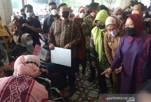 Masyarakat Indramayu Dapat Bantuan Rp3,3 Miliar dari Mensos - GenPI.co JABAR