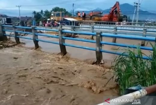 Gara-gara Tergenang Air Banjir, Kereta di Bandung Tertahan di Rel - GenPI.co JABAR