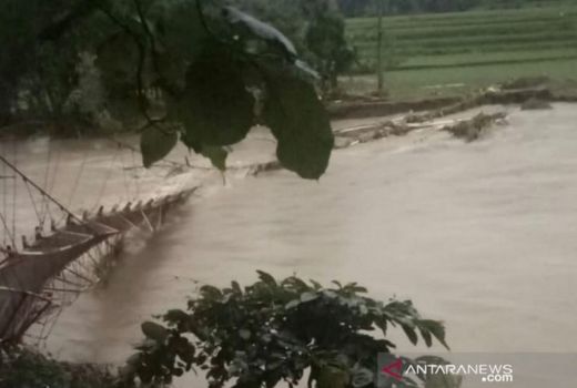 Jembatan Gantung di Cianjur Putus, Penyebabnya Arus Sungai - GenPI.co JABAR