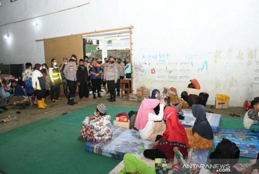 Polda Jabar Bantu Trauma Healing Korban Banjir di Garut - GenPI.co JABAR