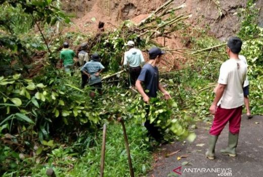 Jalan Penghubung Antar Desa di Takokak Tertimbun Longsor - GenPI.co JABAR