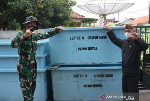 Peduli Lingkungan, Satgas Citarum Harum Bagikan Tempat Sampah - GenPI.co JABAR