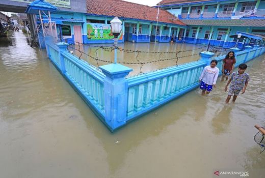 Pemkab Indramayu Salurkan Bantuan untuk Korban Banjir Rob - GenPI.co JABAR