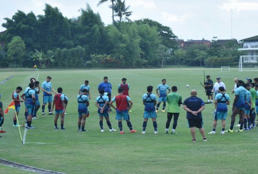 Kontra Persik, Pelatih Persib Siapkan Rotasi Pemain - GenPI.co JABAR