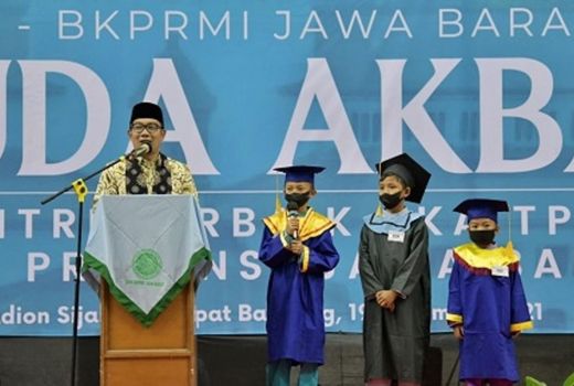 Ridwan Kamil Mewisuda 1.500 Santri di Kabupaten Bandung - GenPI.co JABAR