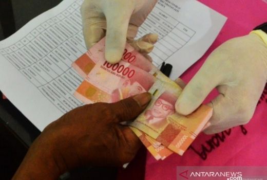 Tangani Kemiskinan Ekstrem, Pemkab Karawang Salurkan BLT - GenPI.co JABAR