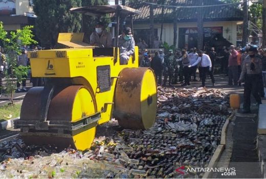 Jelang Natal, Polres Garut Musnahkan Knalpot Bising dan Miras - GenPI.co JABAR