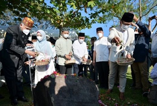 Gubernur Jabar Ziarah ke Kuburan Massal Ulee Lheue - GenPI.co JABAR