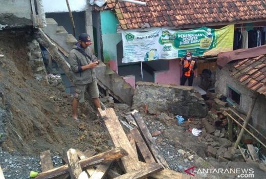 Santriwati di Cianjur Tewas Tertimpa Tembok, Ini Kronologinya - GenPI.co JABAR