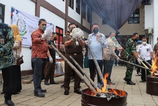 Kejari Depok Musnahkan 590 Barang Bukti Periode 2021 - GenPI.co JABAR