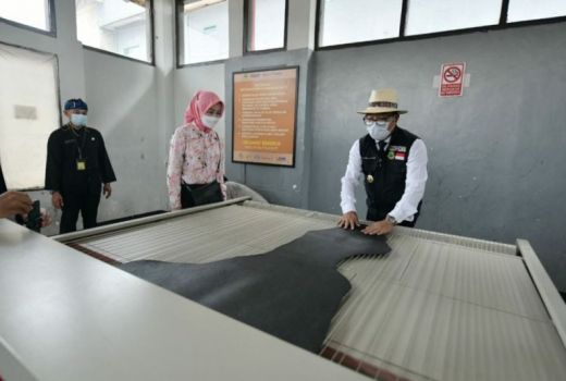 Gubernur Jabar Minta Pelaku Industri Kulit Garut Sasar Milenial - GenPI.co JABAR