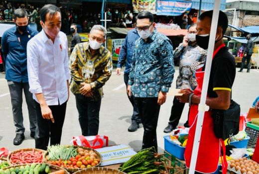 Kunjungi Pasar Sederhana Bandung, Jokowi Bagi-bagi Bantuan Tunai - GenPI.co JABAR