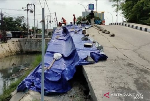 Jembatan Ambles, Pemkab Karawang Minta Kontraktor Tanggung Jawab - GenPI.co JABAR