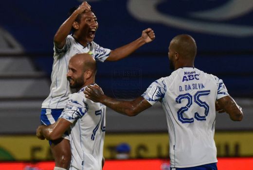 Pelatih Persib Puji Kerja Sama Cantik Beckham dan Rashid - GenPI.co JABAR