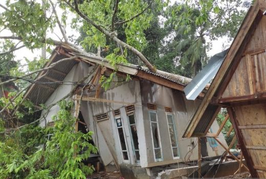 Diterjang Angin Kencang, 10 Rumah Warga Sukabumi Rusak Berat - GenPI.co JABAR