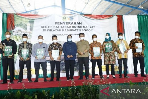 Cegah Sengketa Tanah, Pemkab Bogor Bagikan 173 Sertifikat PTSL - GenPI.co JABAR