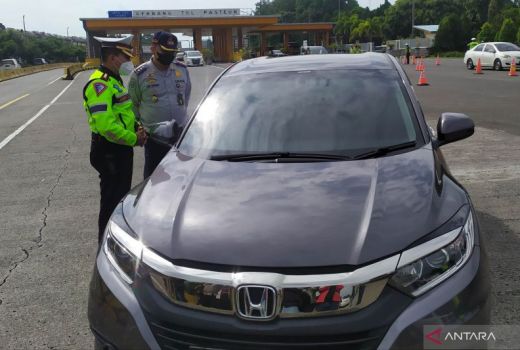Petugas Putar Balik 253 Kendaraan di Gerbang Tol Pasteur Bandung - GenPI.co JABAR