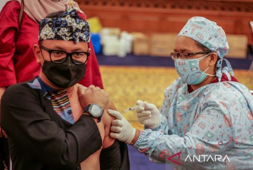 Amankan PTM, Wali Kota Bogor Ajak Guru Ikut Vaksinasi Booster - GenPI.co JABAR