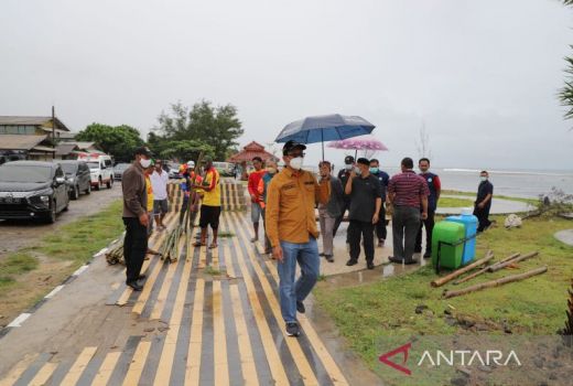 Jurus Wabup Garut Percantik Pantai Sayang Heulang, Tanam Pohon - GenPI.co JABAR