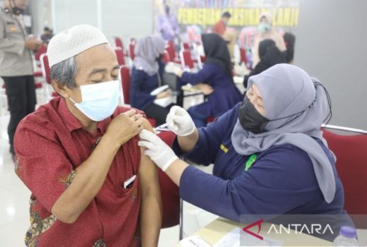 Ingin Dapat Minyak Goreng Gratis, Yu Ikut Vaksinasi Covid-19 - GenPI.co JABAR