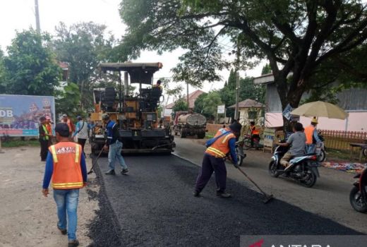 Jalan Cikalong-Cilamaya Diperbaiki, Warga Karawang Bisa Happy - GenPI.co JABAR