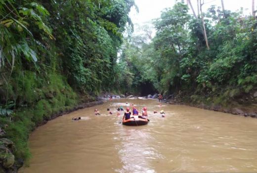 Warga Bogor Jatuh ke Sungai Ciliwung, Begini Kronologisnya - GenPI.co JABAR